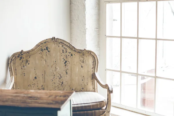 Poltrona e uma mesa de madeira em um quarto — Fotografia de Stock