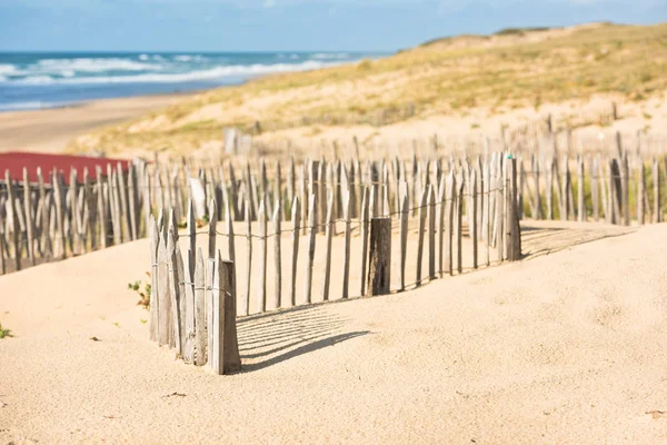 Houten hek op Atlantische strand in Frankrijk — Stockfoto