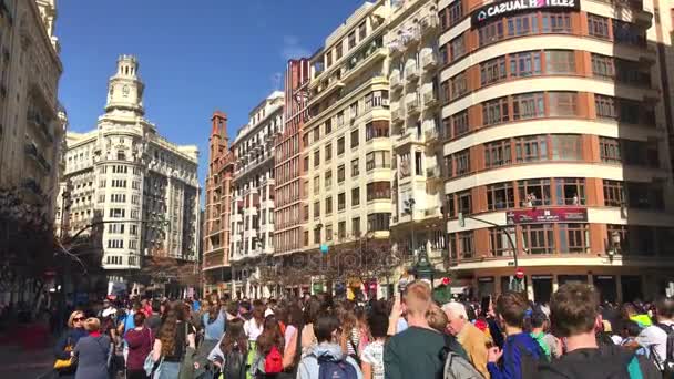 As pessoas se reúnem depois de celebrar a Mascleta durante as Fallas Holiday na Praça do Ajuntamento em Valência Espanha — Vídeo de Stock