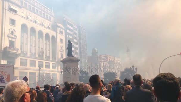 Празднование Mascleta во время отпуска Fallas на площади Ajuntament в Валенсии Испания — стоковое видео