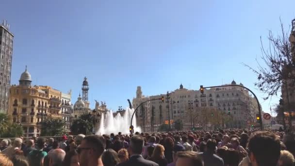 Celebración de la Mascleta durante las Fallas Vacaciones en la plaza de Ajuntament en Valencia España — Vídeo de stock