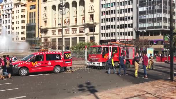 Menschen und Feuerwehrautos auf der Valencia-Straße nach der Feier der Maskottchen während der Herbstferien auf dem Ajuntament-Platz in Spanien — Stockvideo