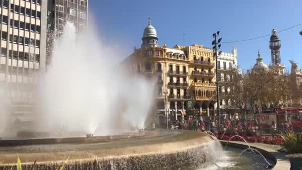 工作在瓦伦西亚西班牙的 Ajuntament 广场上的喷泉 — 图库视频影像