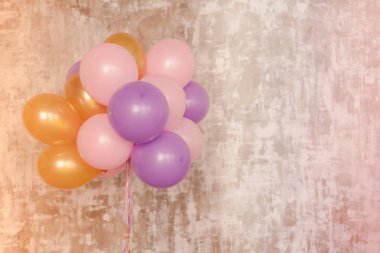 Parlak balonlar grup dokulu bir duvara