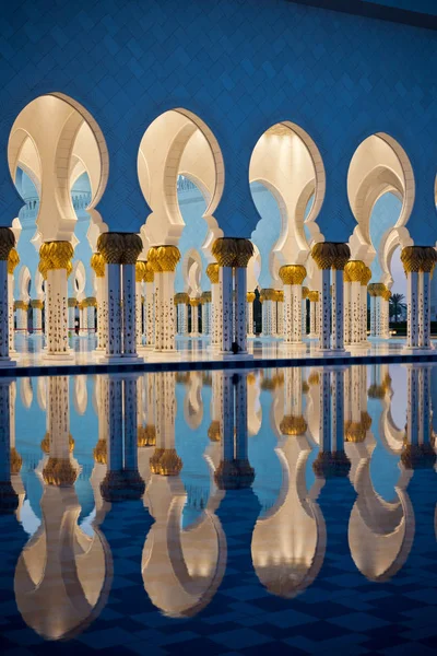 Sheikh Zayed Mesquita Branca em Abu Dhabi à noite — Fotografia de Stock