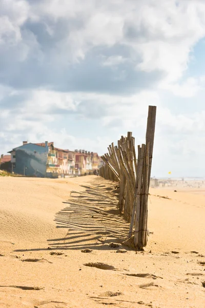 Dřevěný plot na Atlantic beach ve Francii — Stock fotografie