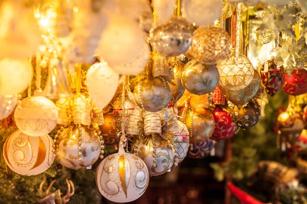 Рождественские украшения на европейском рынке — стоковое фото