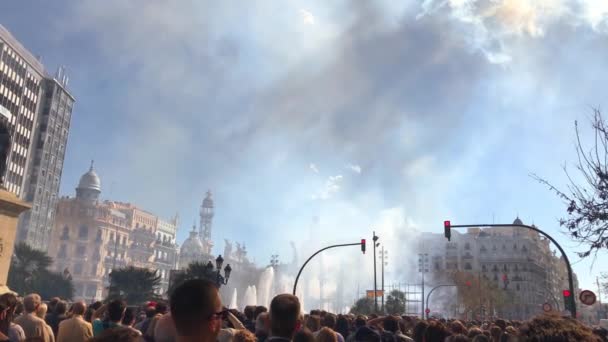 Толпа людей, смотрящих фейерверк в Валенсии, Испания — стоковое видео