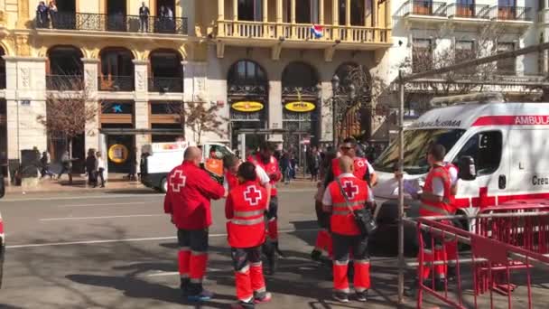 Сотрудники скорой помощи на улице Валенсии после празднования Масклета — стоковое видео