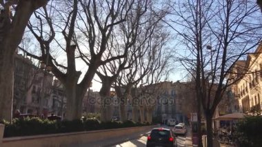 Figueres, İspanya'nın eski şehir sokakta yürüyen insanlar