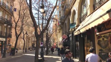 Valencia, İspanya eski şehir sokakta yürüyen insanlar