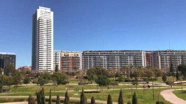 Valencia, İspanya Turia görünümünün eski nehir yatağında park modern şehir manzarası