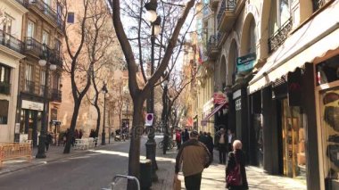 Valencia, İspanya eski şehir sokakta yürüyen insanlar