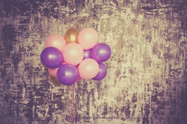 Parlak balonlar grup duvara
