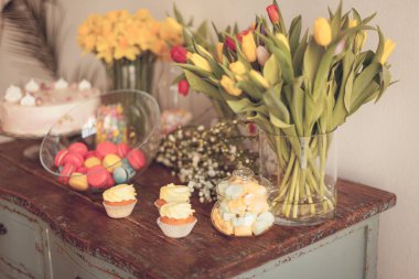 Bademli kurabiye ve kek ahşap bir masa üzerinde