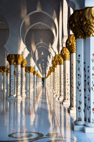 Sheikh Zayed Mesquita Branca em Abu Dhabi, Emirados Árabes Unidos — Fotografia de Stock