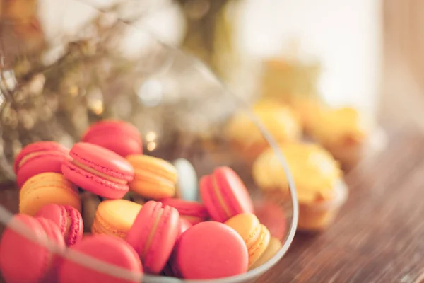 Φωτεινό macaroons και cupcakes σε έναν πίνακα — Φωτογραφία Αρχείου