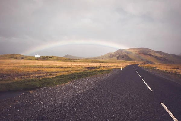 Rainbow i niekończące się islandzki autostrady — Zdjęcie stockowe