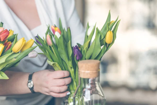 Tulpen blühen Strauß in einer Glasvase — Stockfoto