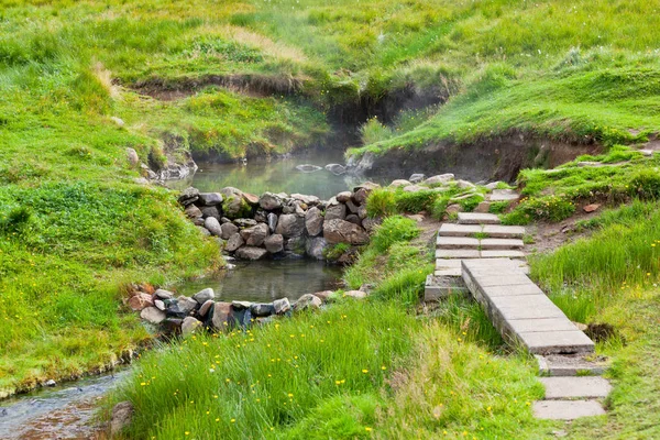 Μπανιέρα ζεστό άνοιξη στην Ισλανδία — Φωτογραφία Αρχείου