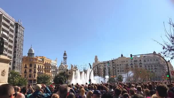 Celebrando a Mascleta durante as Fallas Holiday na Praça do Ajuntamento em Valência Espanha — Vídeo de Stock