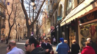Valencia, İspanya eski şehir sokakta yürüyen insanlar