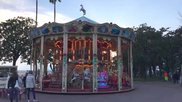 Merry-go-round vintage para crianças no Boulevard de la Croisette em Cannes, França — Vídeo de Stock