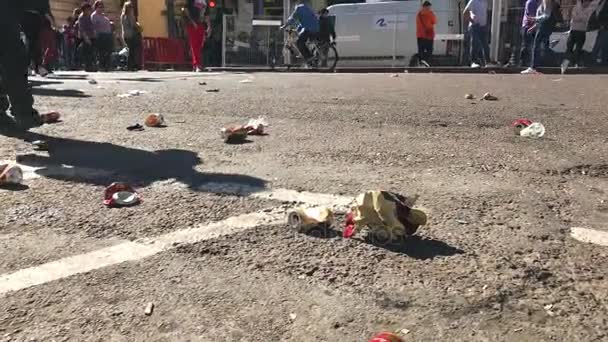 Люди, гуляющие по мусору, остались на улице Валенсии после празднования Масленицы во время праздника Фаллас в Валенсии, Испания — стоковое видео