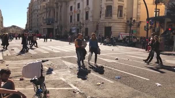 Люди покидают место празднования Mascleta во время отпуска Fallas в Валенсии Испания — стоковое видео