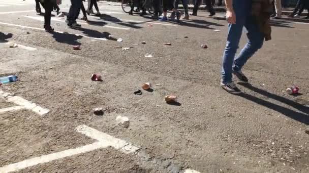 Gente caminando por la basura dejada en la calle de Valencia después de celebrar la Mascleta durante las Fallas Holiday en Valencia, España — Vídeos de Stock