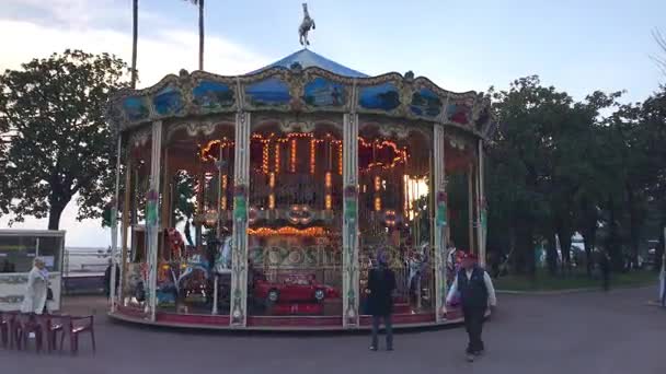 Jahrmarkt für Kinder auf dem Boulevard de la Croisette in Konserven, Frankreich — Stockvideo