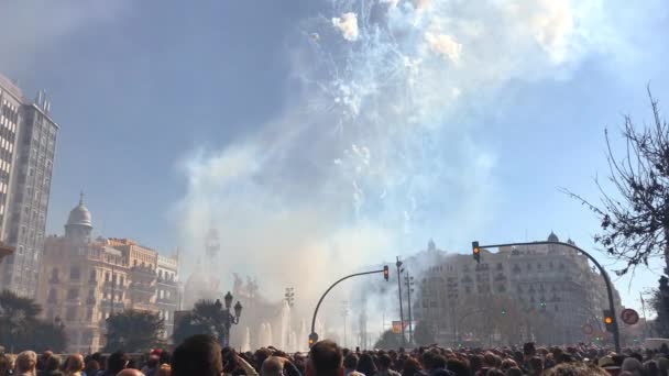 Празднование Mascleta во время отпуска Fallas на площади Ajuntament в Валенсии Испания — стоковое видео