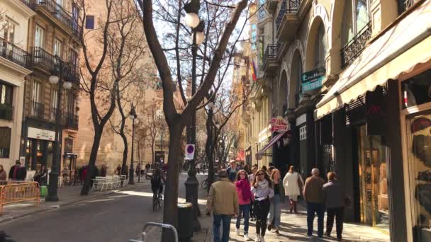 Människor som gick på gatan i den gamla staden Valencia, Spanien — Stockvideo