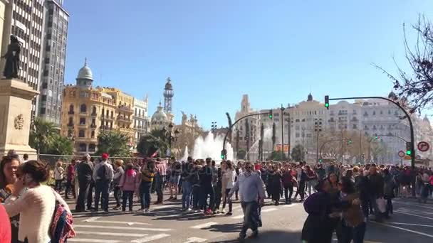 Lidé opustit místo oslav Mascleta během dovolené Fallas na Ajuntament náměstí ve Valencii ve Španělsku — Stock video