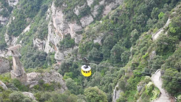 Teleférico ascendiendo la montaña — Vídeo de stock