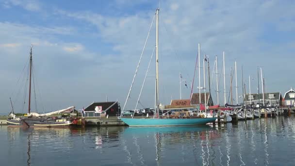 Jachten in de jachthaven van Marken eiland — Stockvideo