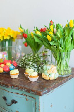 Bademli kurabiye ve kek ahşap bir masa üzerinde