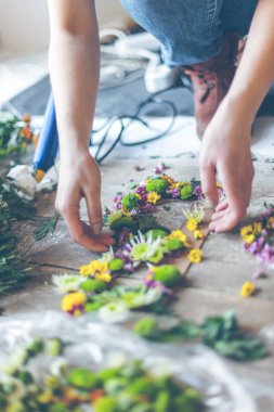 Eller çiçek süslemeleri yapma