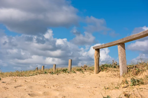 Cerca de madeira velha na praia — Fotografia de Stock