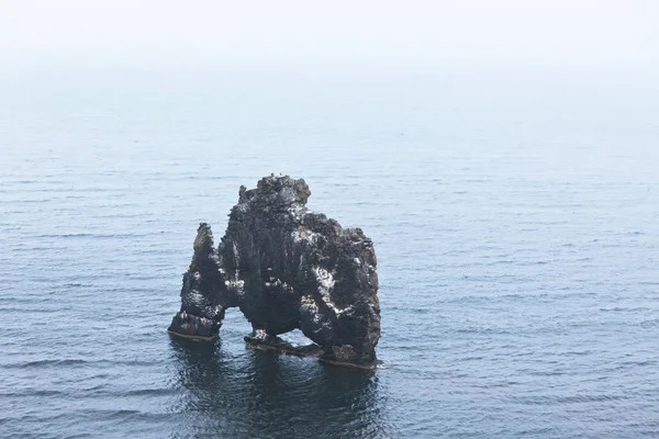 Solitära klippa i havet — Stockfoto