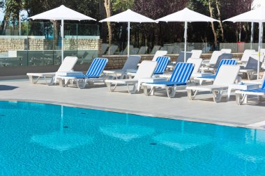 şezlong ve şemsiyeler Yüzme Havuzu tarafından