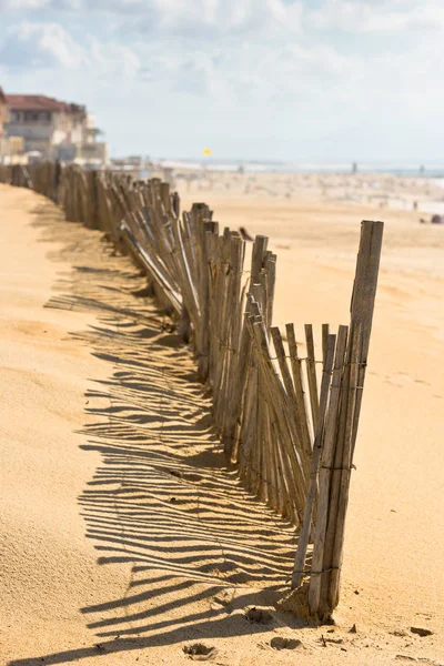Dřevěný plot na pláži — Stock fotografie