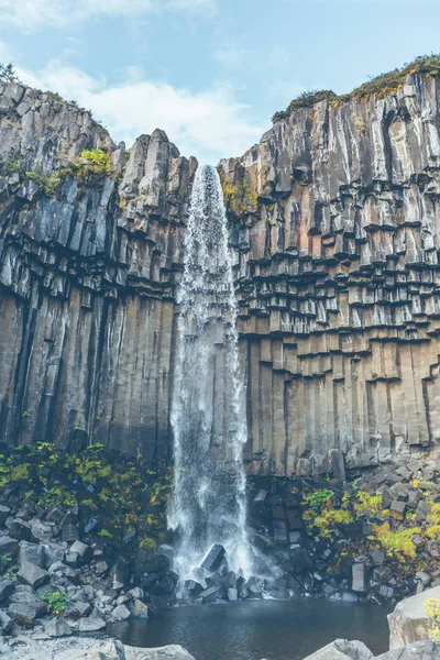 Svartifoss şelale mavi yaz göğün altında — Stok fotoğraf