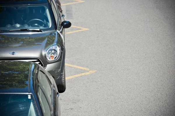 De auto geparkeerd op straat van Parijs — Stockfoto