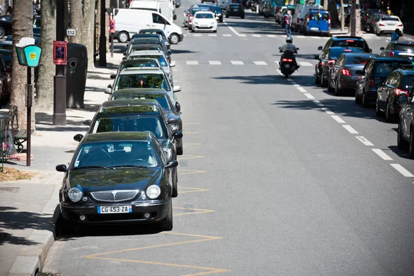 Машины, припаркованные на улице Парижа — стоковое фото
