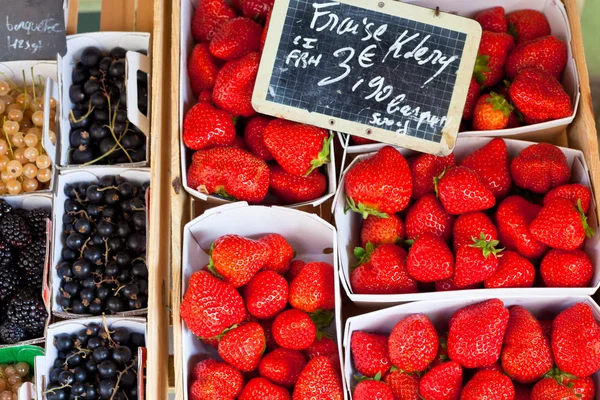 Organický jahody na farmářský trh — Stock fotografie