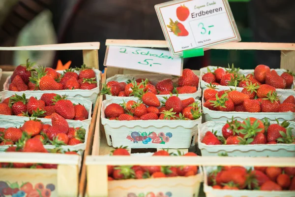 Bio-Erdbeeren auf Bauernmarkt — Stockfoto