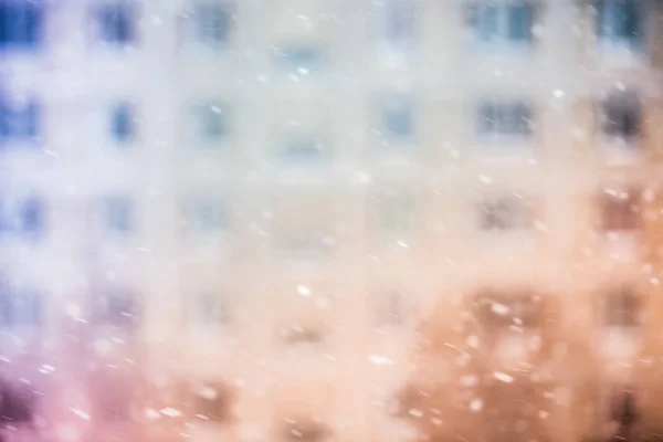 Blick aus dem Fenster auf unscharfen Schneefall — Stockfoto