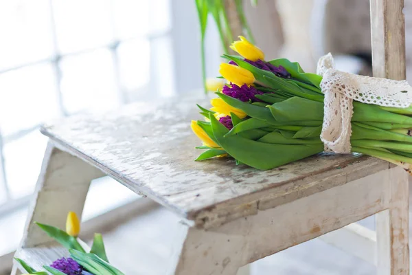 Gula tulpaner och lila hyacinter blommor — Stockfoto