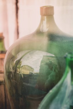 Eski şarap şişeleri cam arkasında boş